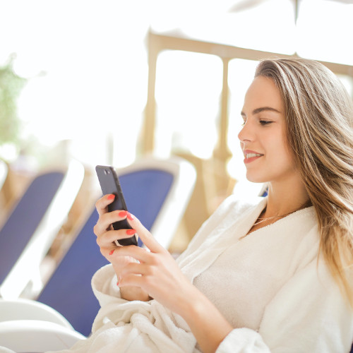 Nainen uusii reseptinsä netissä älypuhelimella.